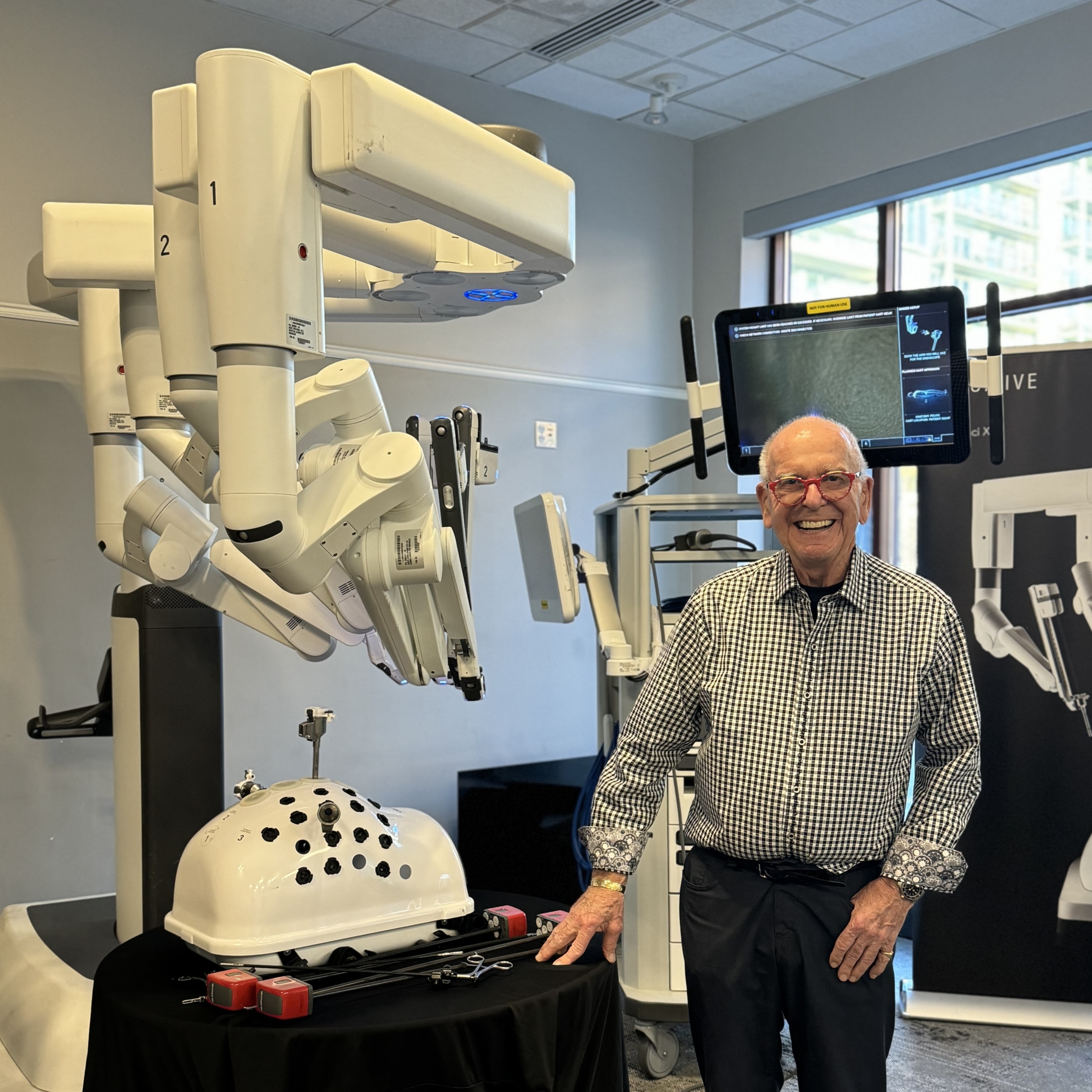 VHF Donor Terry Farmer with a DaVinci Surgical Robot